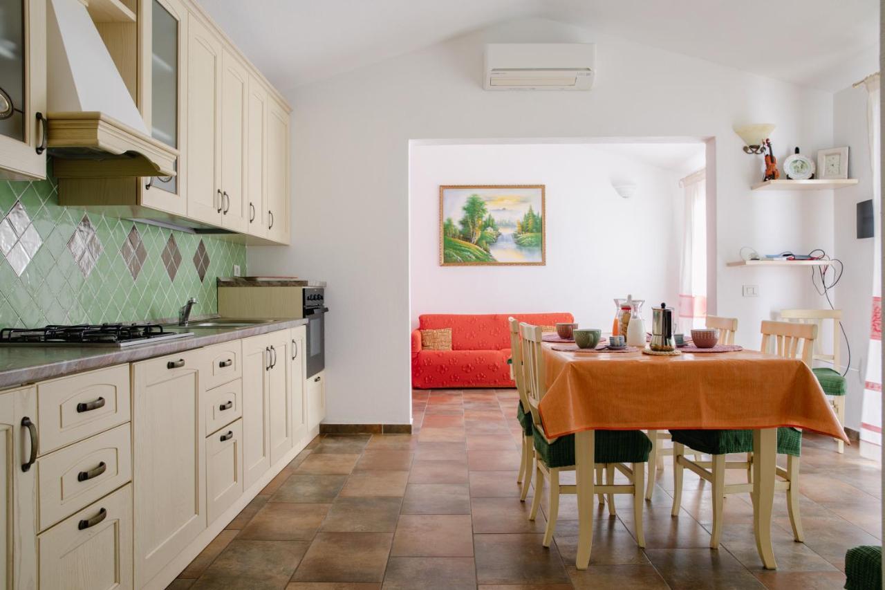 Le Residenze Di Baia Sant'Anna Villa Tanaunella Eksteriør billede