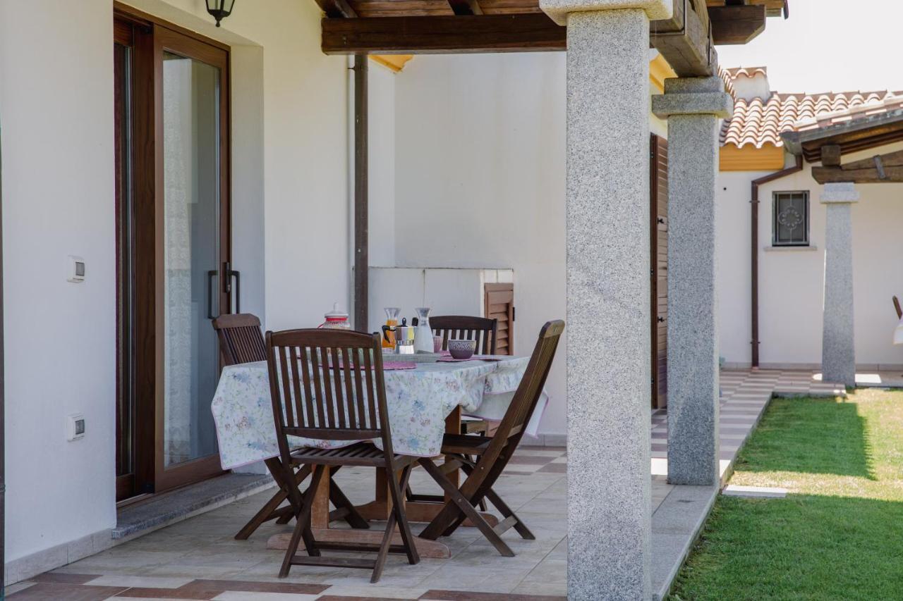 Le Residenze Di Baia Sant'Anna Villa Tanaunella Eksteriør billede