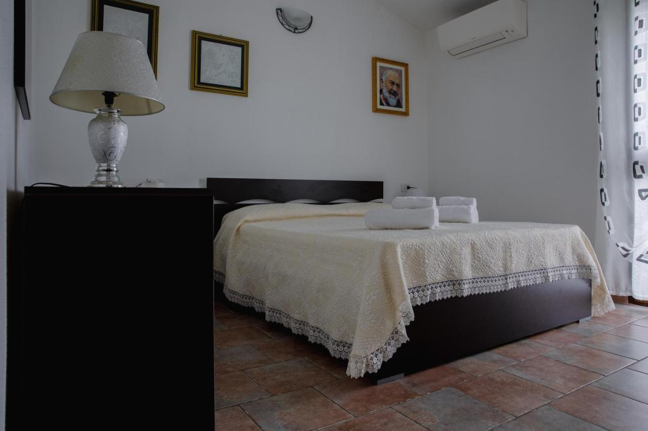 Le Residenze Di Baia Sant'Anna Villa Tanaunella Eksteriør billede