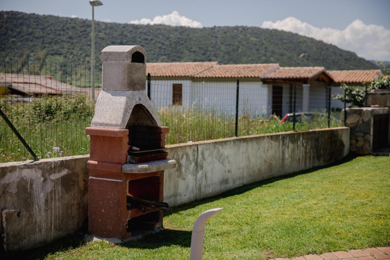 Le Residenze Di Baia Sant'Anna Villa Tanaunella Eksteriør billede