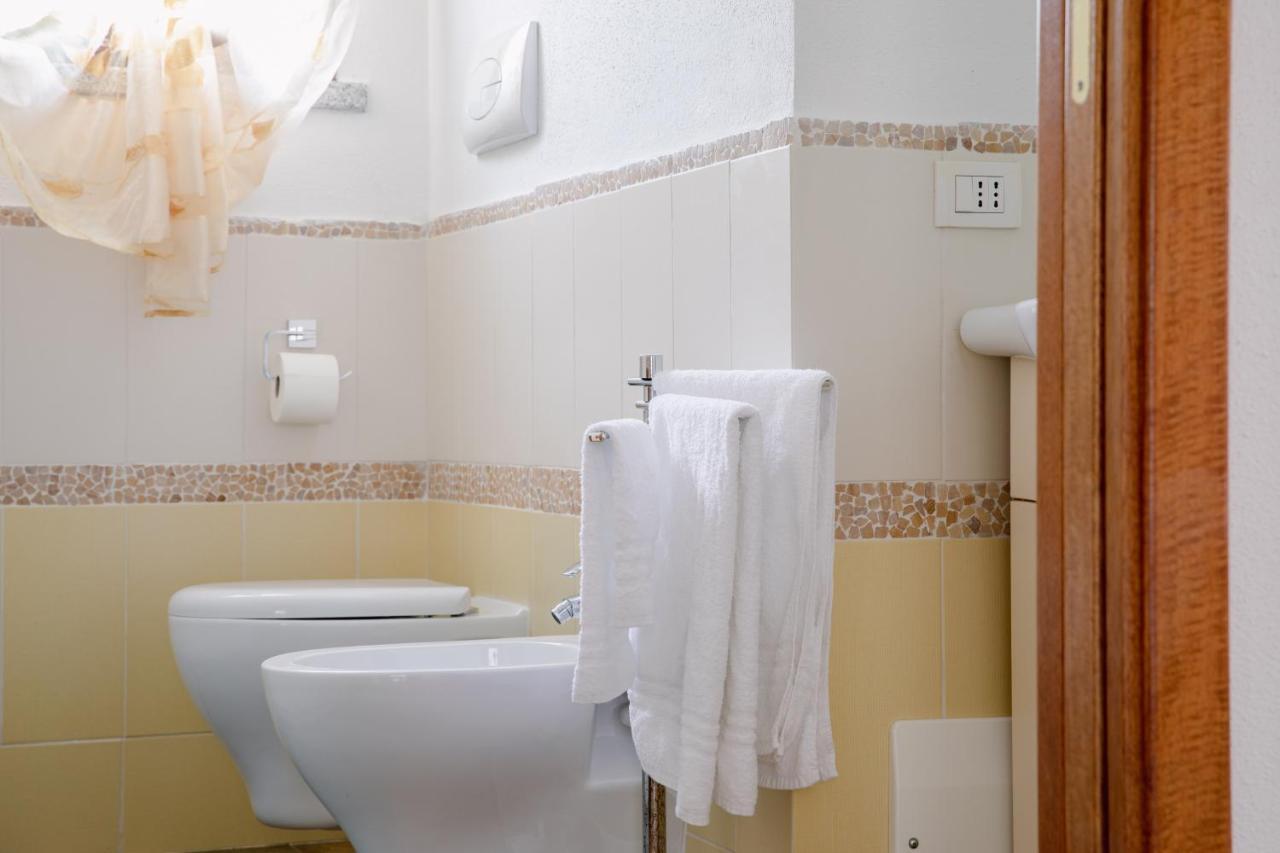 Le Residenze Di Baia Sant'Anna Villa Tanaunella Eksteriør billede