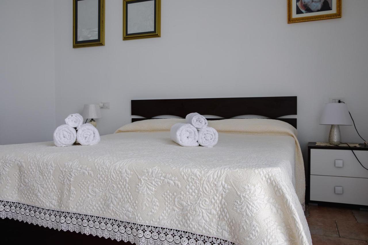 Le Residenze Di Baia Sant'Anna Villa Tanaunella Eksteriør billede